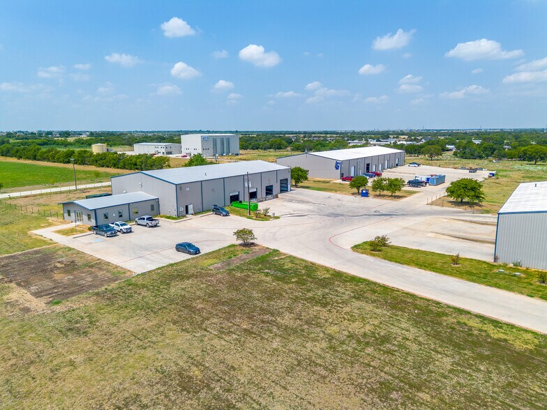 1635 N FM 156, Ponder, TX à louer - Photo du bâtiment - Image 3 de 21