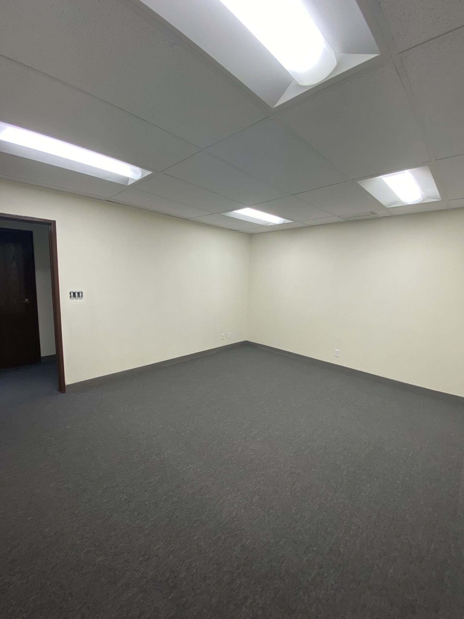 21828 Lassen St, Chatsworth, CA for lease Interior Photo- Image 1 of 3