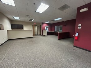 390 Congress Pky, Crystal Lake, IL for lease Interior Photo- Image 1 of 11