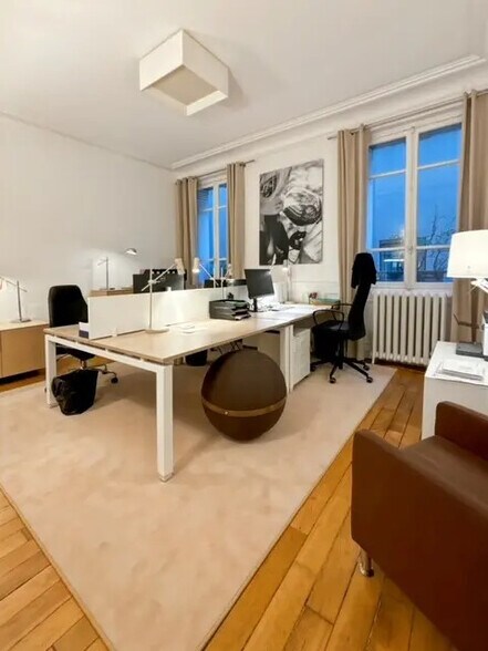 Immeuble residentiel dans Paris à vendre - Photo intérieure - Image 1 de 3