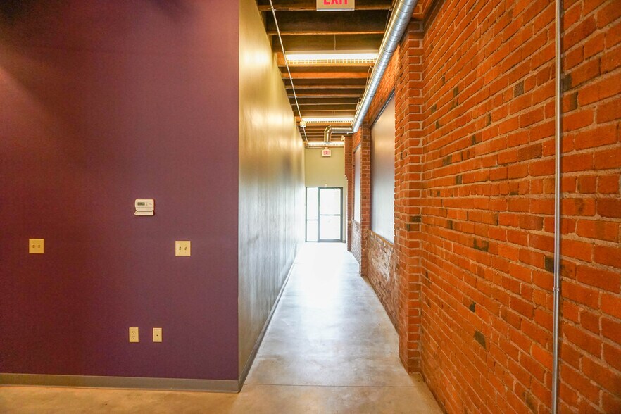 535 W Douglas Ave, Wichita, KS à louer - Photo du bâtiment - Image 3 de 9