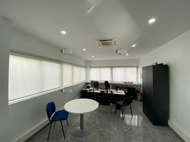 Flex in Combs-la-Ville for lease - Interior Photo - Image 2 of 14