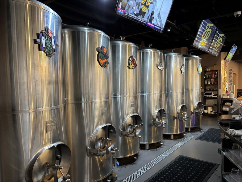 16087 Perry Hwy, Warrendale, PA à louer - Photo du bâtiment - Image 2 de 4