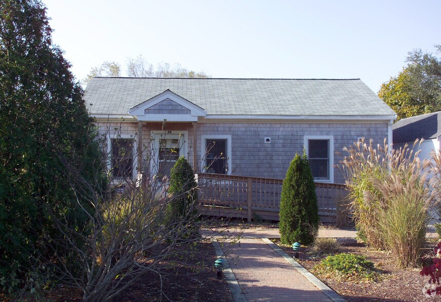 36 Shank Painter Rd, Provincetown, MA à vendre - Photo du bâtiment - Image 2 de 4