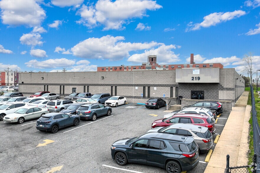 219 E Lehigh Ave, Philadelphia, PA à vendre - Photo du bâtiment - Image 1 de 6
