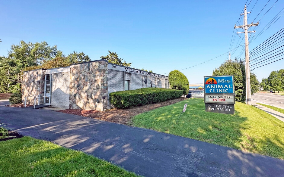 34415 Grand River Ave, Farmington, MI for lease - Building Photo - Image 1 of 5