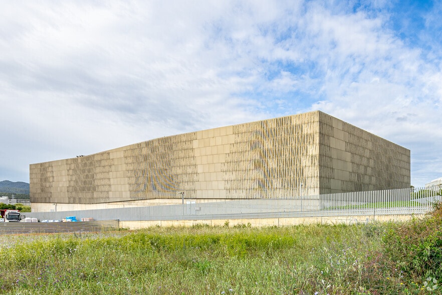 Carrer de la Creu Casas, 85, Cerdanyola del Vallès, Barcelona for lease - Primary Photo - Image 1 of 3