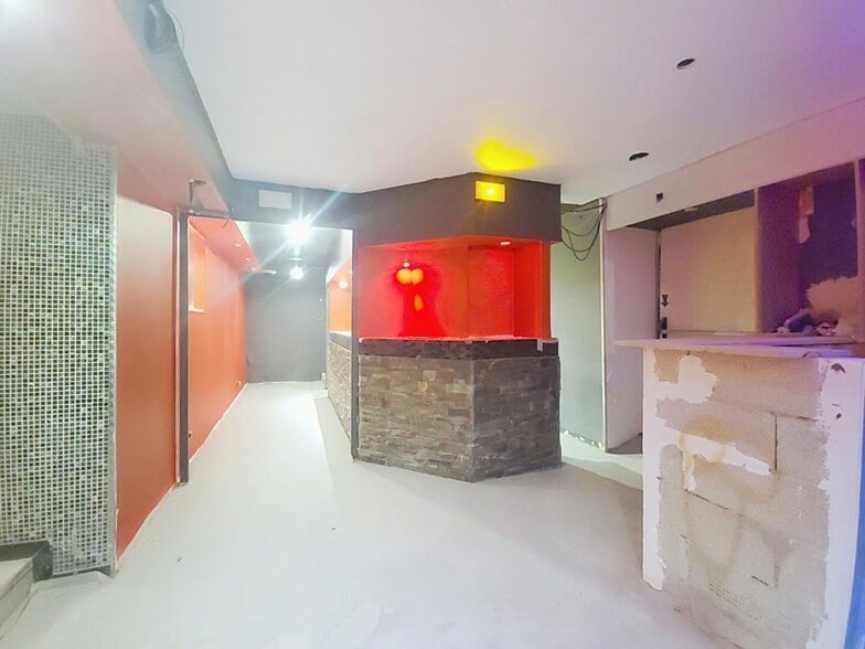 Multifamily in Paris for sale - Interior Photo - Image 2 of 2