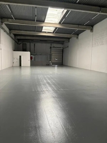 Flex in Éragny for lease - Interior Photo - Image 2 of 7