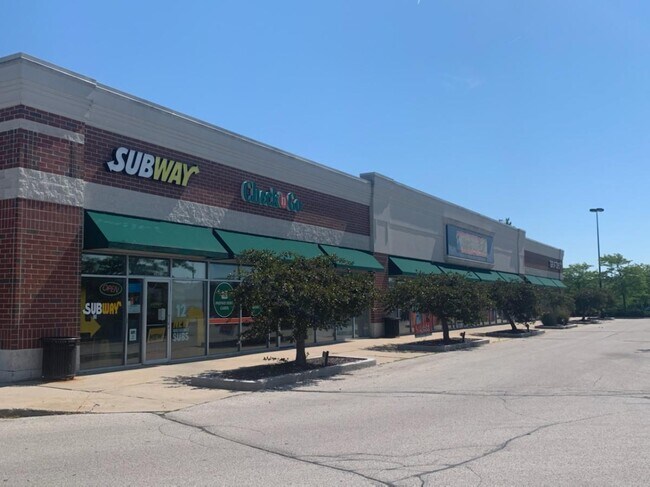 Plus de détails pour 1291-1341 W Paradise Dr, West Bend, WI - Commerce de détail à louer