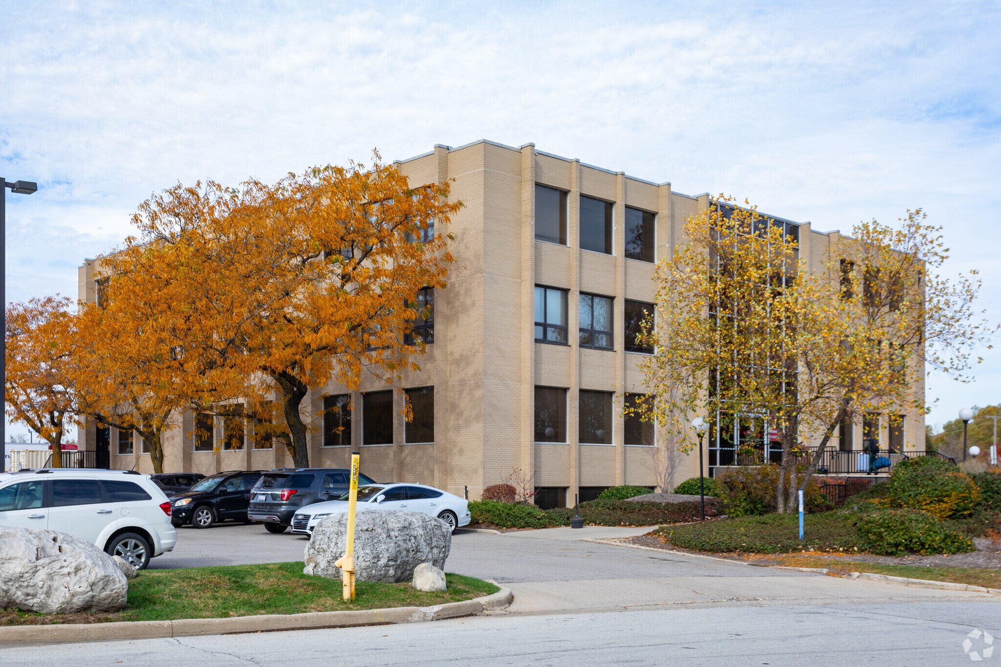 700 Nicholas Blvd, Elk Grove Village, IL à louer Photo du bâtiment- Image 1 de 10