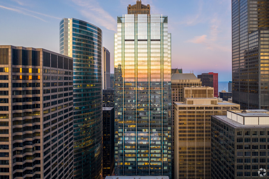 111 S Wacker Dr, Chicago, IL à louer - Photo du bâtiment - Image 2 de 10