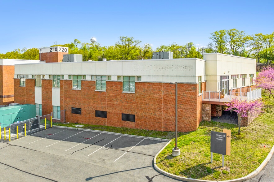 220 Hamburg Tpke, Wayne, NJ for sale - Building Photo - Image 2 of 9