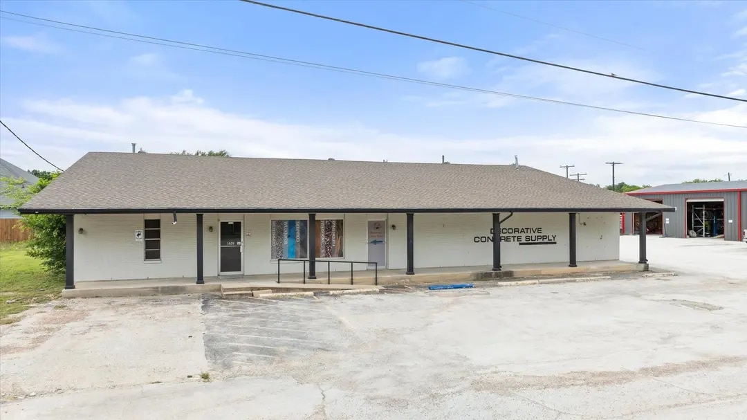 1409 NE Barnard St, Glen Rose, TX for sale Primary Photo- Image 1 of 38