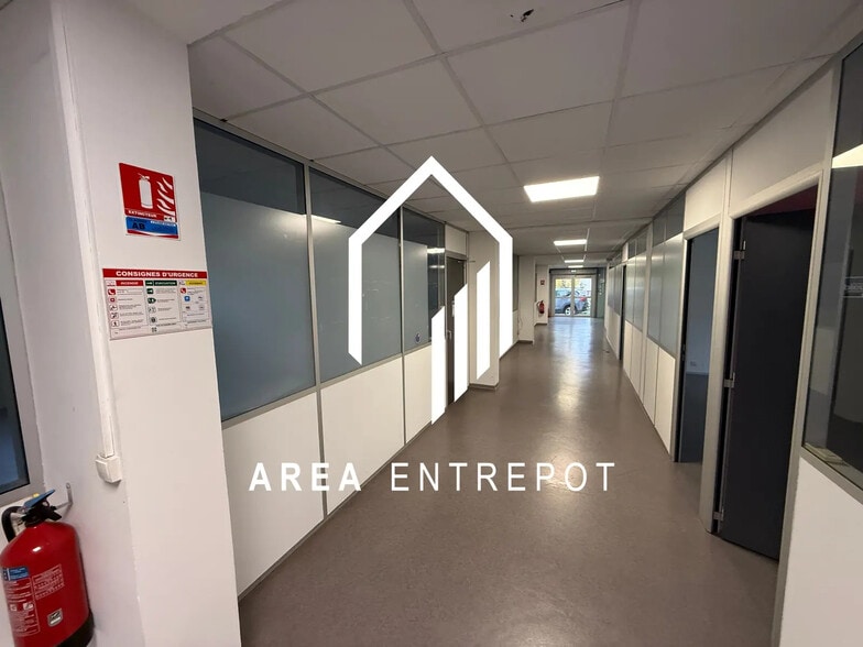 Flex in Marseille for lease - Interior Photo - Image 2 of 14