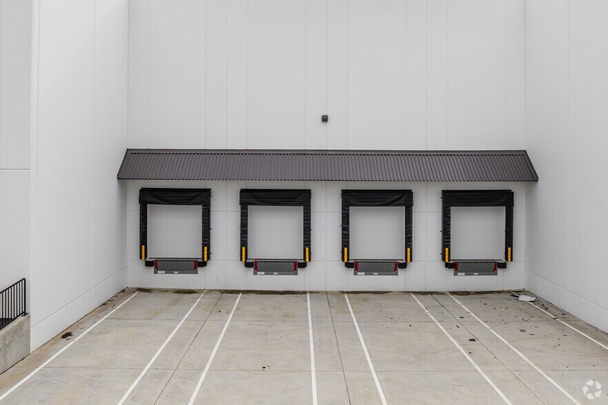 19146 32 Av, Surrey, BC à vendre - Photo du bâtiment - Image 2 de 7