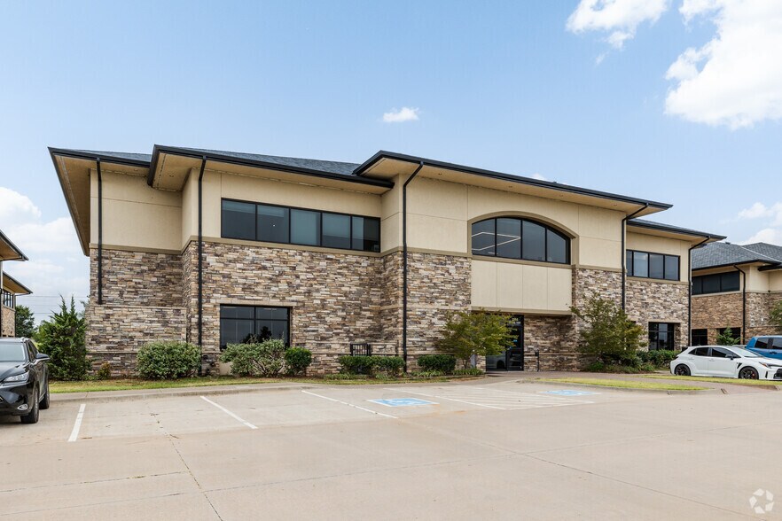 3151 W Tecumseh Rd, Norman, OK à louer - Photo du bâtiment - Image 3 de 9