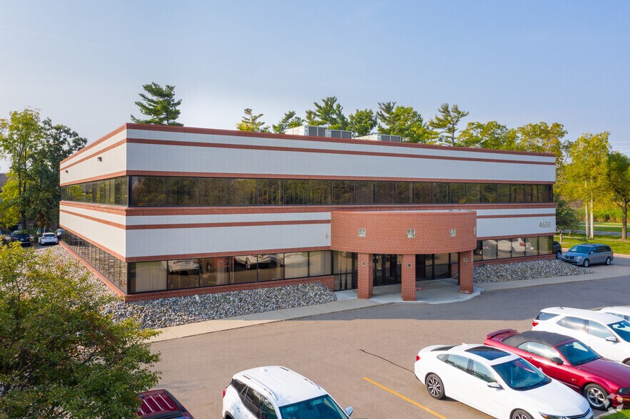 4650 S Hagadorn Rd, East Lansing, MI à louer - Photo du bâtiment - Image 1 de 10
