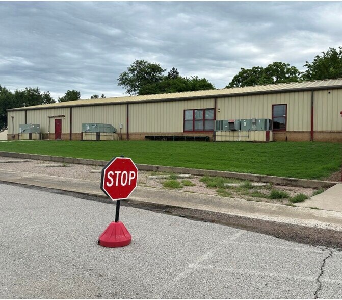 306 E Neil Armstrong Pl, Tishomingo, OK à vendre - Photo du bâtiment - Image 2 de 10