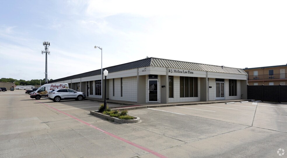 2205 W Division St, Arlington, TX for lease - Primary Photo - Image 1 of 9