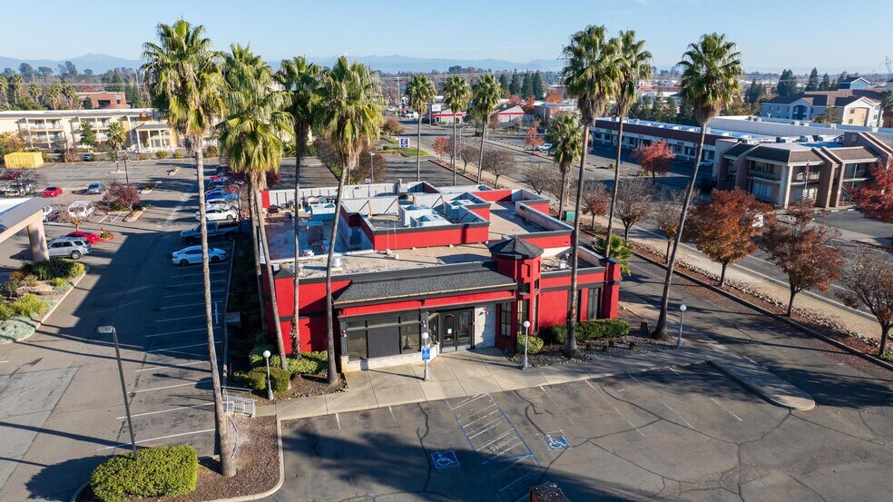 1987 Hilltop Dr, Redding, CA à louer - Photo du bâtiment - Image 3 de 33
