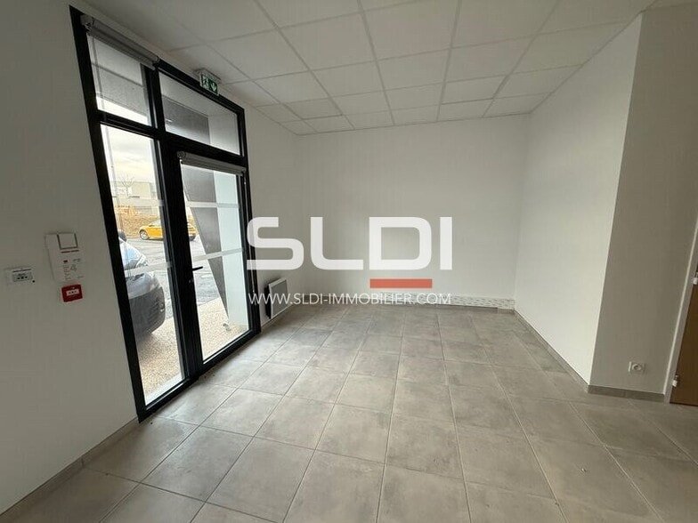 14 Rue Des Sablières, Saint-Quentin-Fallavier for lease - Interior Photo - Image 3 of 8