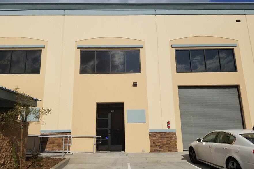 1773 W San Bernardino Rd, West Covina, CA à louer - Photo du bâtiment - Image 2 de 2