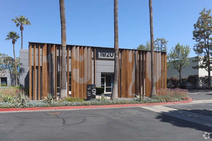 1932 E Deere Ave, Santa Ana, CA à louer - Photo du bâtiment - Image 2 de 15