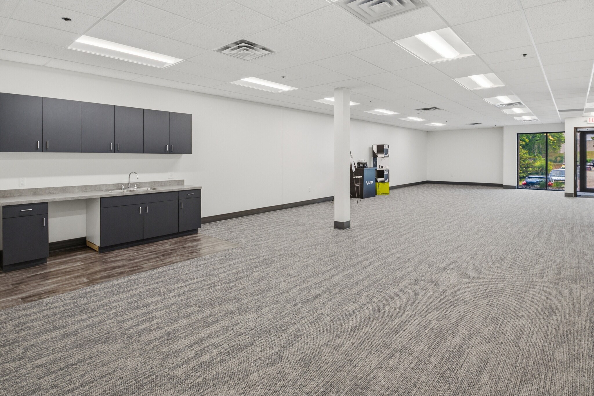 1301 Corporate Center Dr, Eagan, MN for lease Interior Photo- Image 1 of 9