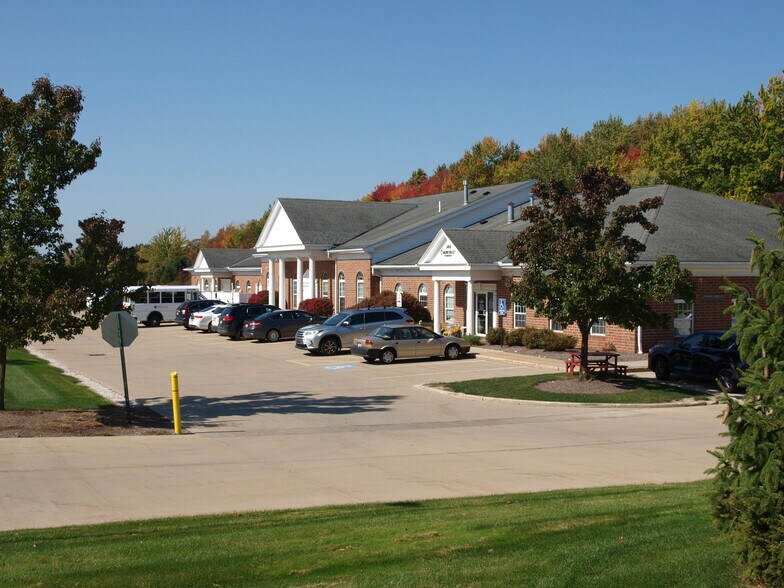 16706 Chillicothe Rd, Chagrin Falls, OH à louer - Photo du bâtiment - Image 2 de 15