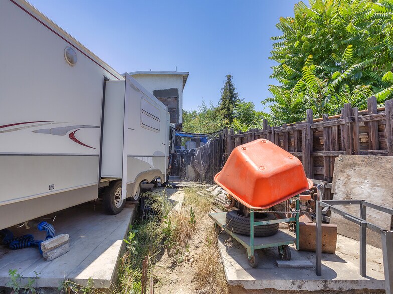 4463 Bellflower Ave, West Toluca Lake, CA à vendre - Photo du bâtiment - Image 3 de 38