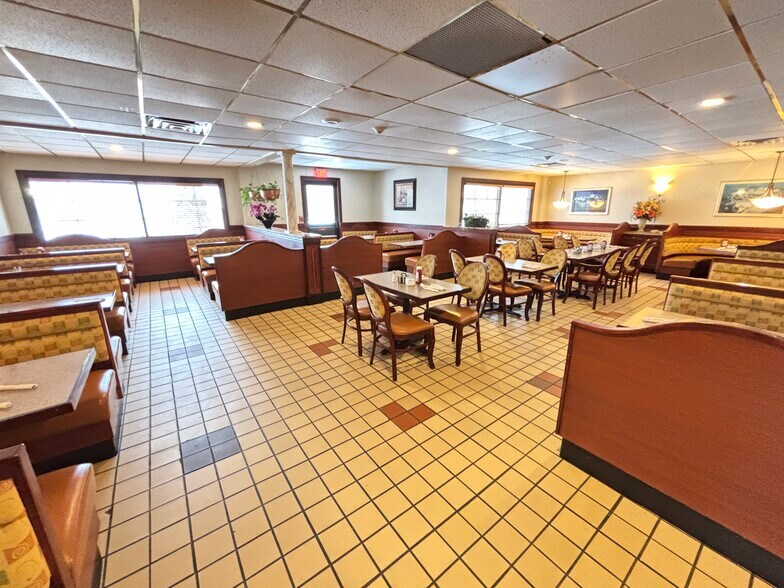 1121 E Union St, Newark, NY à vendre - Photo du bâtiment - Image 3 de 5