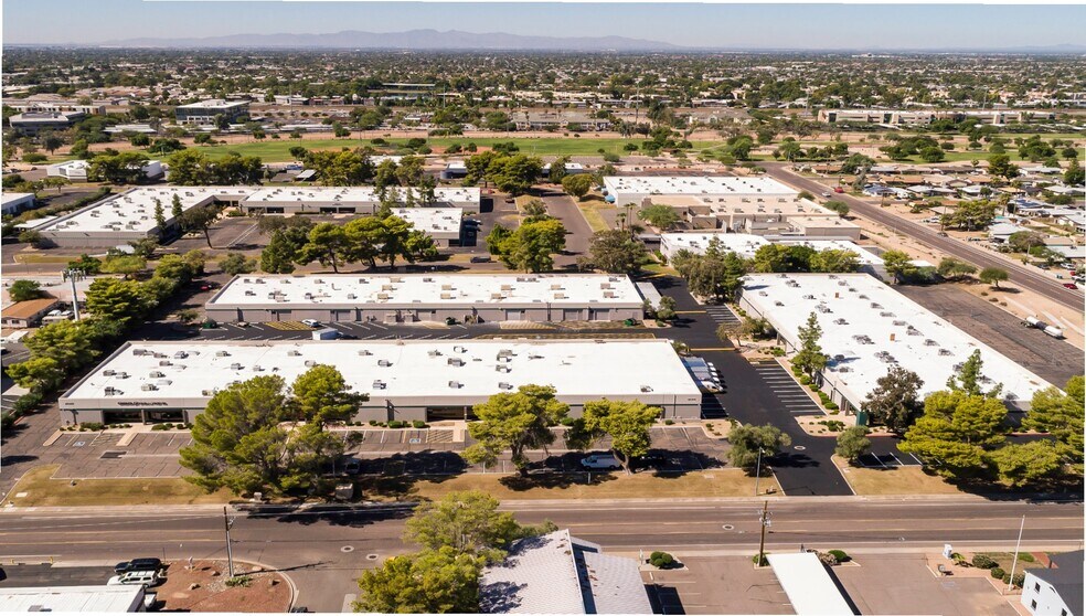 11049 N 23rd Dr, Phoenix, AZ à louer - Photo du bâtiment - Image 2 de 4