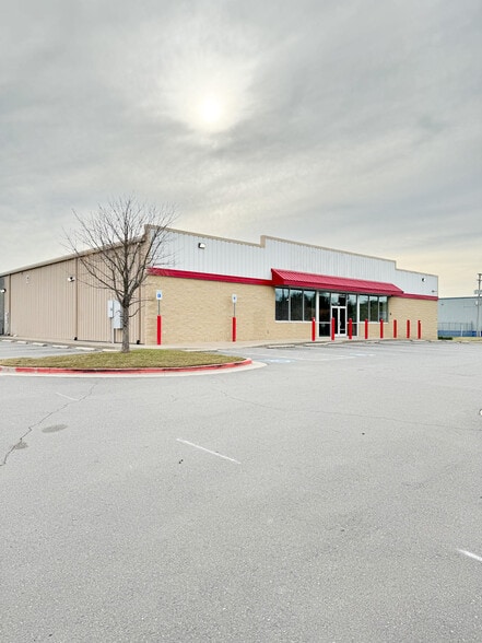 801 E Roosevelt Rd, Little Rock, AR à louer - Photo du bâtiment - Image 1 de 4