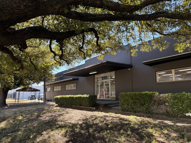 8717 Directors Row, Dallas, TX for sale - Building Photo - Image 1 of 10