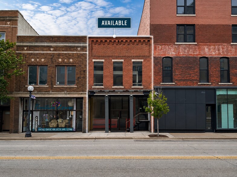9 E University Ave, Champaign, IL à louer - Photo du bâtiment - Image 1 de 4