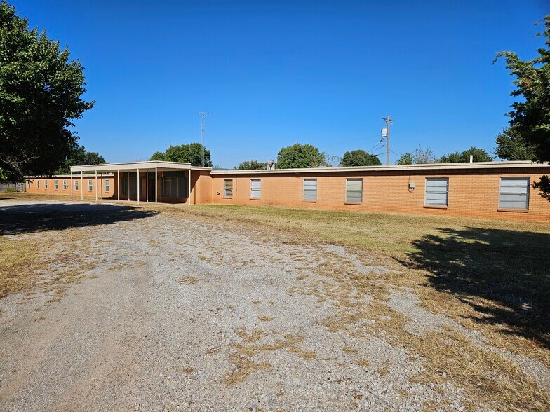 215 W 3rd St, Helena, OK à vendre - Photo du bâtiment - Image 2 de 14