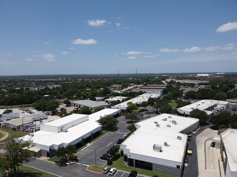 2113 Wells Branch Pky, Austin, TX à louer - Photo du bâtiment - Image 3 de 11