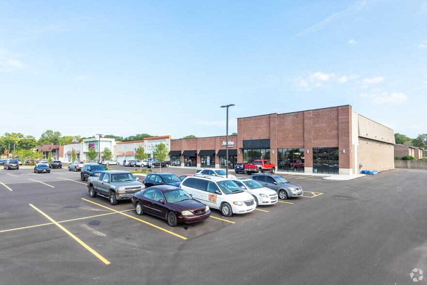 2830-2880 W Maple Rd, Troy, MI à louer - Photo du bâtiment - Image 3 de 11