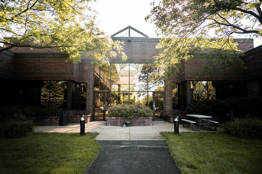 12400 Portland Ave, Burnsville, MN à louer - Photo du bâtiment - Image 3 de 37