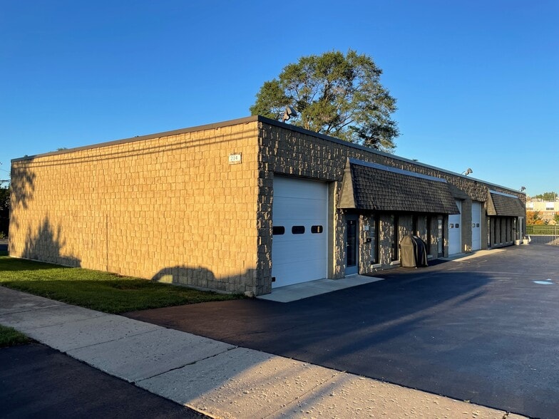 214 S Hager Ave, Barrington, IL for lease - Building Photo - Image 1 of 18