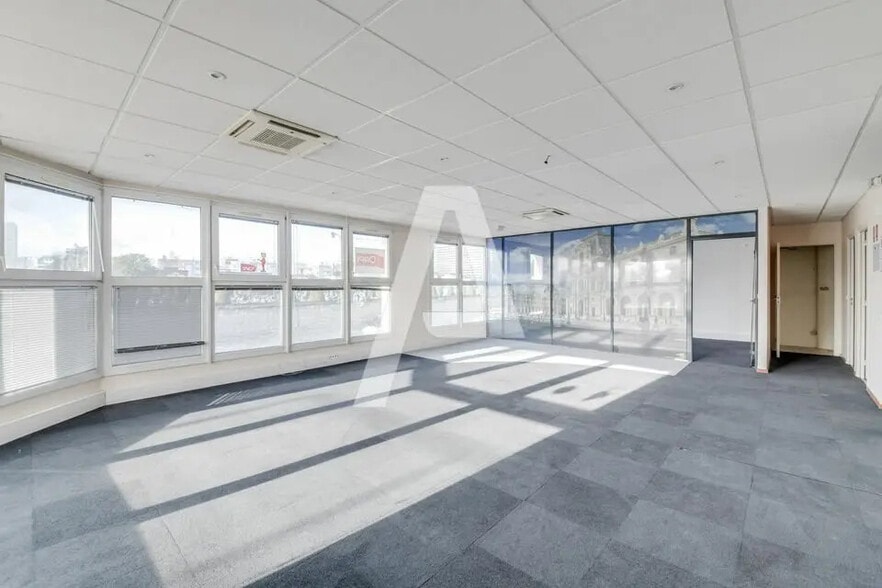 Flex in Ivry-sur-Seine for lease - Interior Photo - Image 3 of 5