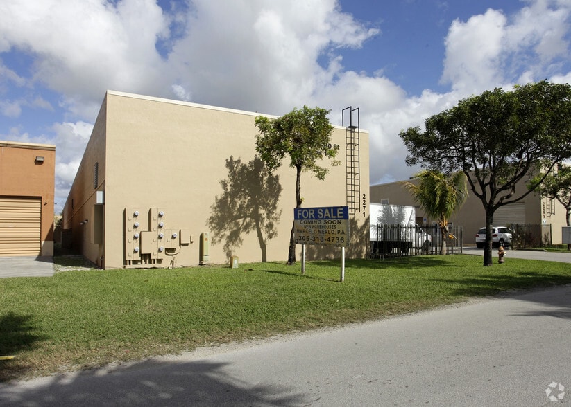 2271 W 80th St, Hialeah, FL à vendre - Photo du bâtiment - Image 2 de 5