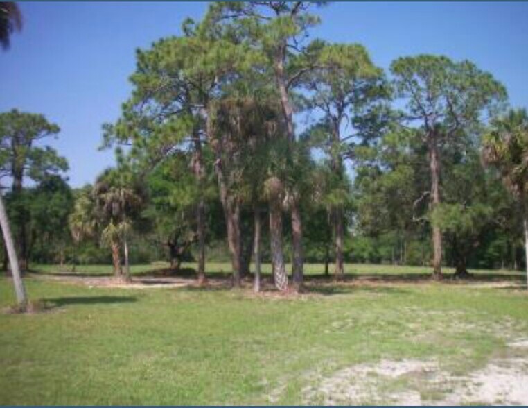 9481 Bayshore Rd, North Fort Myers, FL à vendre - Photo du bâtiment - Image 3 de 4