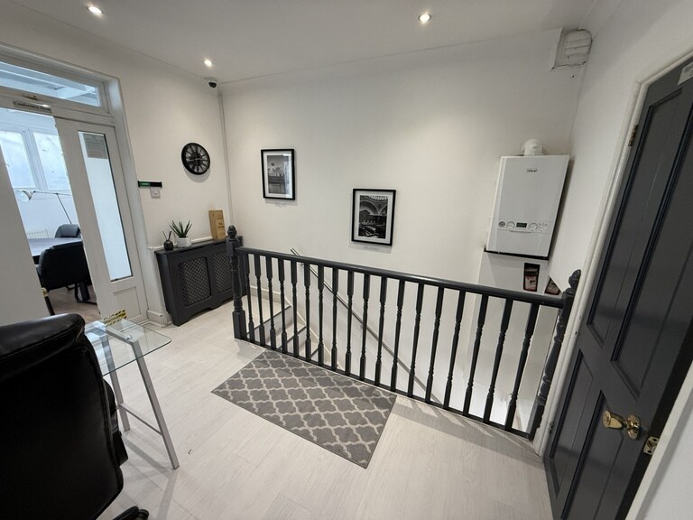 122A Plumstead Common Rd, London for sale - Interior Photo - Image 3 of 4