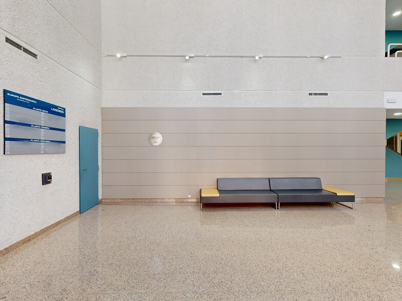 Calle Rozabella, 6, Las Rozas de Madrid, Madrid for lease - Matterport 3D Scan - Image 2 of 30