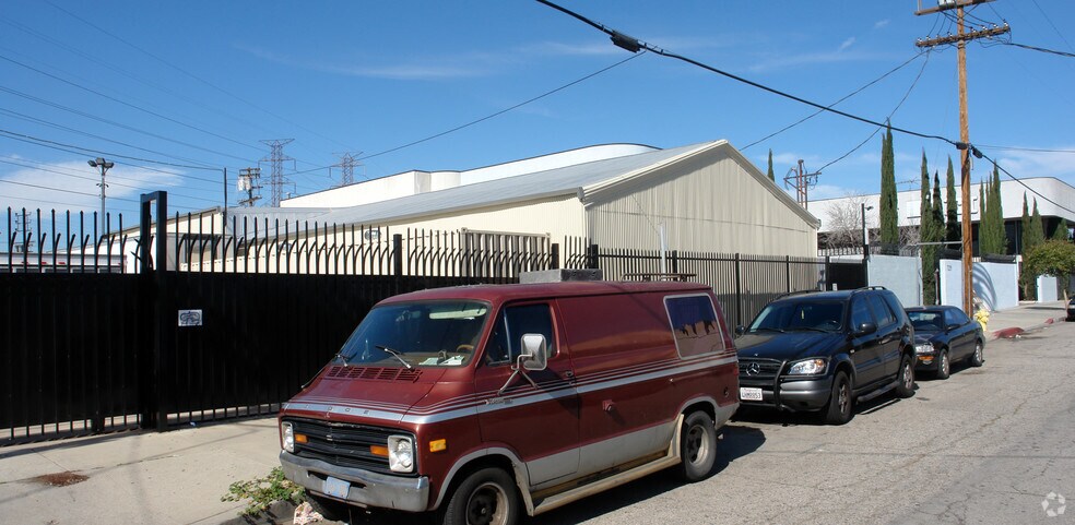 7221 Hinds Ave, North Hollywood, CA à vendre - Photo du bâtiment - Image 3 de 5