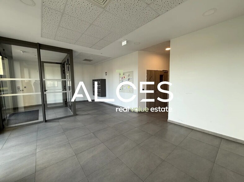 19 Rue Carle Vernet, Bordeaux for lease - Lobby - Image 3 of 5
