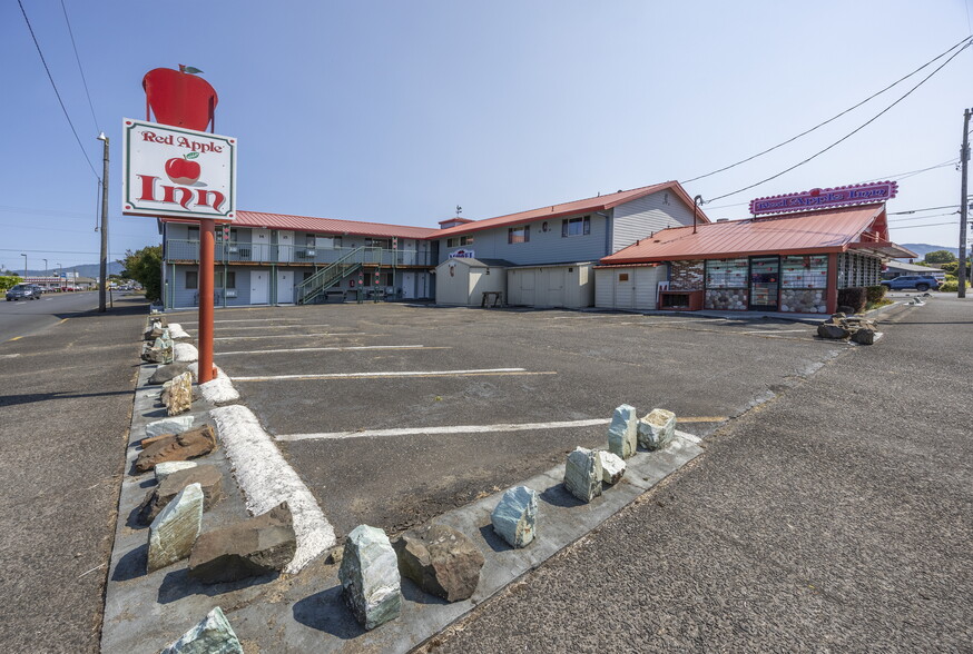 815 Main Ave, Tillamook, OR for sale - Building Photo - Image 2 of 42
