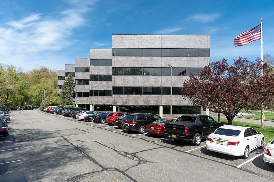 55 Lane Rd, Fairfield, NJ à louer - Photo du bâtiment - Image 3 de 10